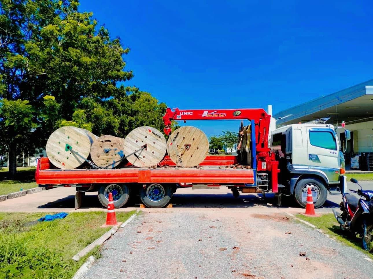 27 - https://รถเฮี้ยบชลบุรีให้เช่า.com | บริการรถเฮี๊ยบ รถเครน และรถกระเช้าทั่วชลบุรี ระยอง และทั่วไทย โดยทีมงานมืออาชีพ มั่นใจทุกโครงการด้วยมาตรฐานความปลอดภัยสูงสุด พร้อมใบ ปจ.2 และใบเซอร์