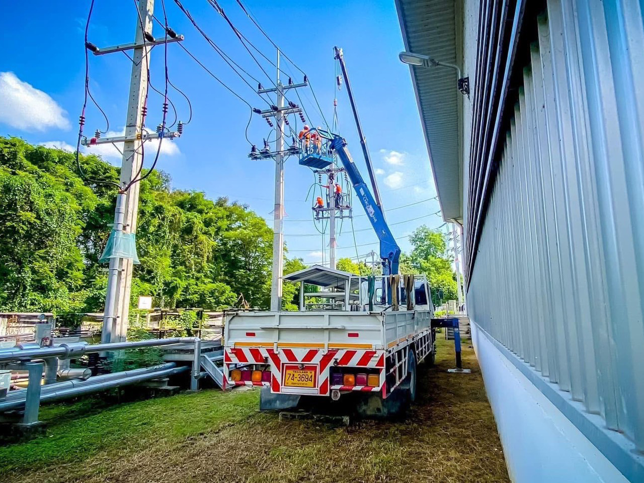 3 - https://รถเฮี้ยบชลบุรีให้เช่า.com | บริการรถเฮี๊ยบ รถเครน และรถกระเช้าทั่วชลบุรี ระยอง และทั่วไทย โดยทีมงานมืออาชีพ มั่นใจทุกโครงการด้วยมาตรฐานความปลอดภัยสูงสุด พร้อมใบ ปจ.2 และใบเซอร์