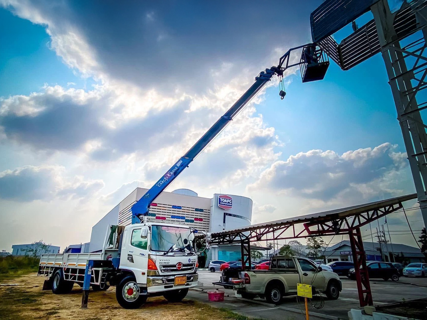 6 - https://รถเฮี้ยบชลบุรีให้เช่า.com | บริการรถเฮี๊ยบ รถเครน และรถกระเช้าทั่วชลบุรี ระยอง และทั่วไทย โดยทีมงานมืออาชีพ มั่นใจทุกโครงการด้วยมาตรฐานความปลอดภัยสูงสุด พร้อมใบ ปจ.2 และใบเซอร์