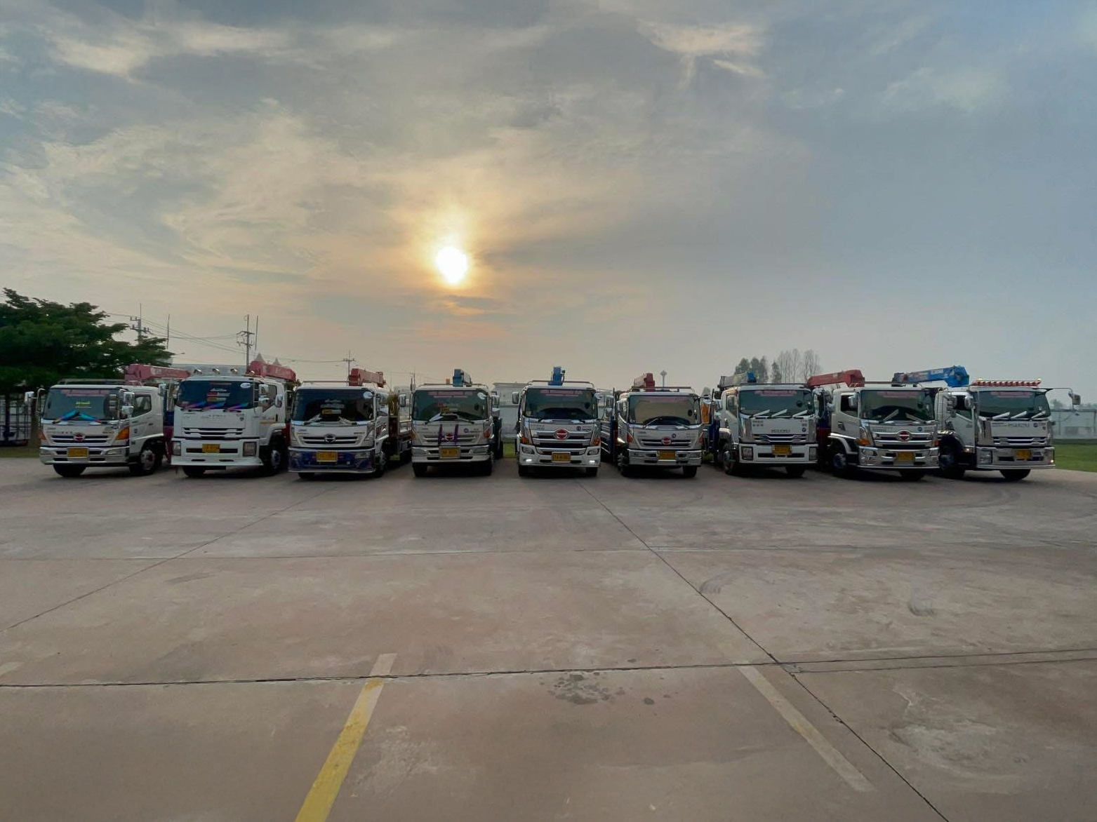 63 - https://รถเฮี้ยบชลบุรีให้เช่า.com | บริการรถเฮี๊ยบ รถเครน และรถกระเช้าทั่วชลบุรี ระยอง และทั่วไทย โดยทีมงานมืออาชีพ มั่นใจทุกโครงการด้วยมาตรฐานความปลอดภัยสูงสุด พร้อมใบ ปจ.2 และใบเซอร์