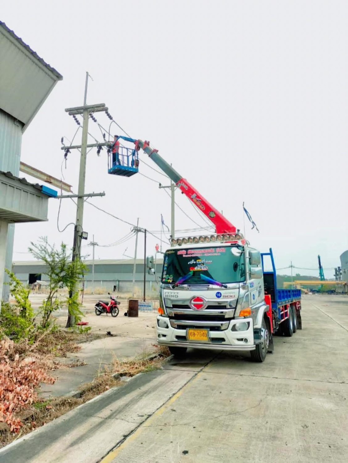 8 - https://รถเฮี้ยบชลบุรีให้เช่า.com | บริการรถเฮี๊ยบ รถเครน และรถกระเช้าทั่วชลบุรี ระยอง และทั่วไทย โดยทีมงานมืออาชีพ มั่นใจทุกโครงการด้วยมาตรฐานความปลอดภัยสูงสุด พร้อมใบ ปจ.2 และใบเซอร์